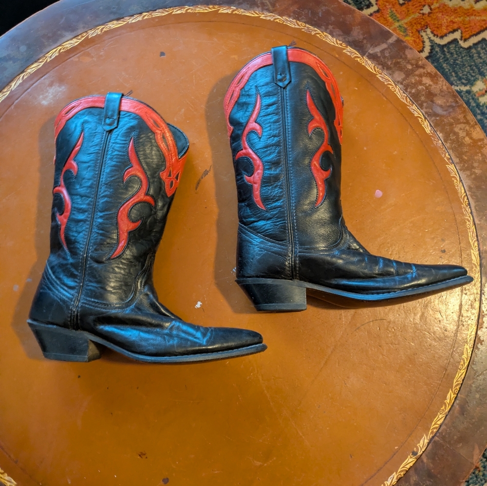 Dingos black and red vintage boots